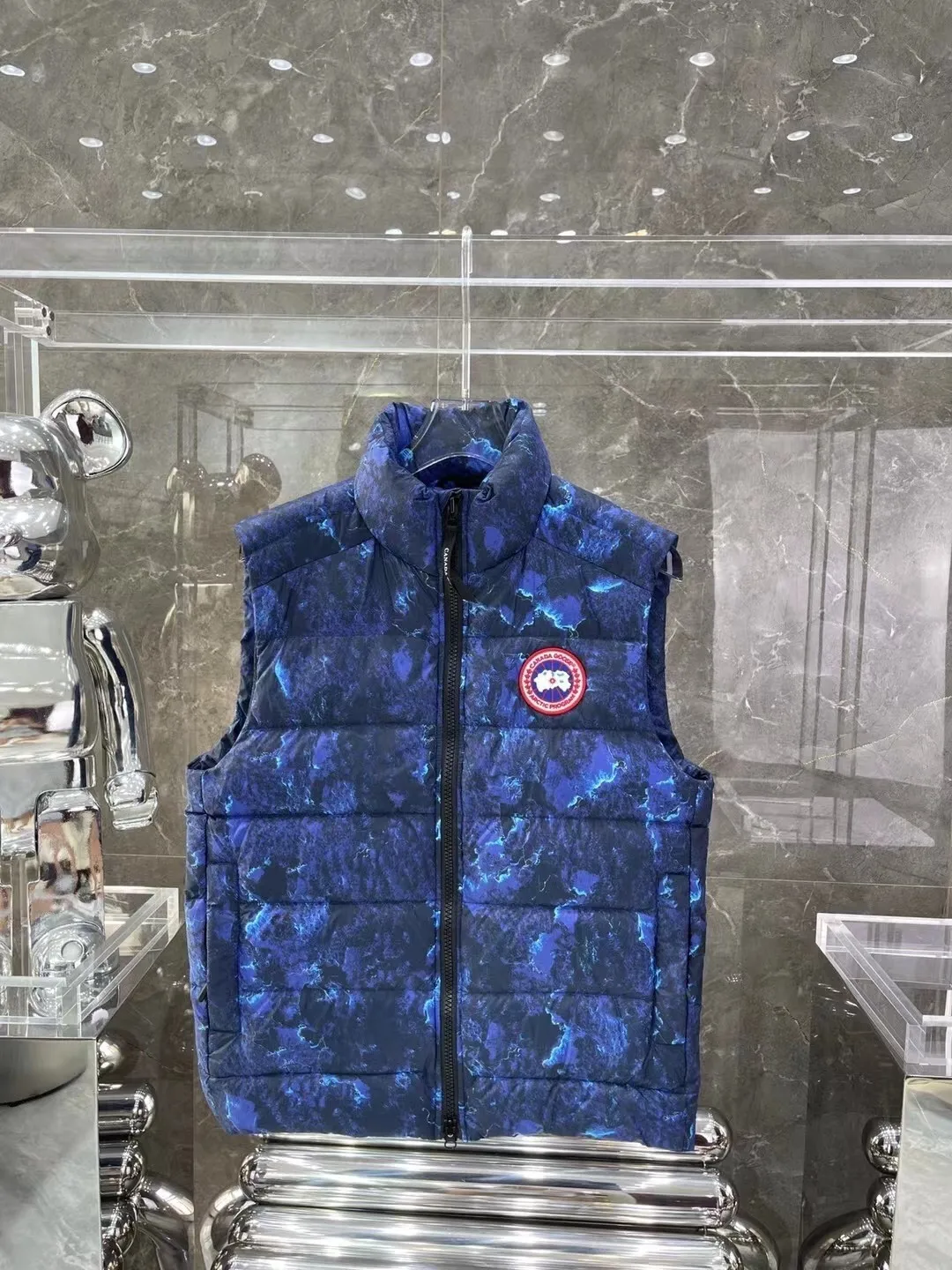P480 top version Canadian brand vest new model Canada Goose has always been recognized as the warmest down jacket. Various Instagram celebrities, Internet celebrities, and celebrities often wear it for street photos. I make Canada Goose every year, but I still can’t get rid of my love for it. No matter how cold the days are, there is no need to be afraid, because there is! Filled with 90% white duck down, it is the legendary warmest down jacket and is known as a must-have for Arctic outdoor sports! The most popular down jacket in the world, celebrities are rushing to buy it, it is a must-have! Same style for men and women Size: xs ~ xxl